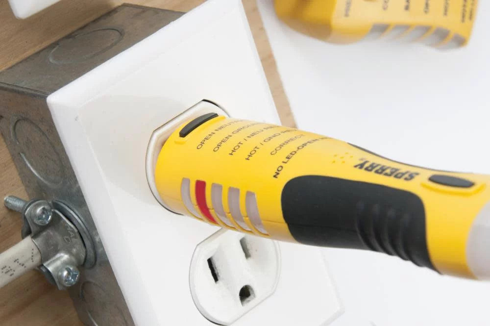 2-in-1 Non-Contact Voltage Detector GFCI Outlet Circuit Analyzer M856